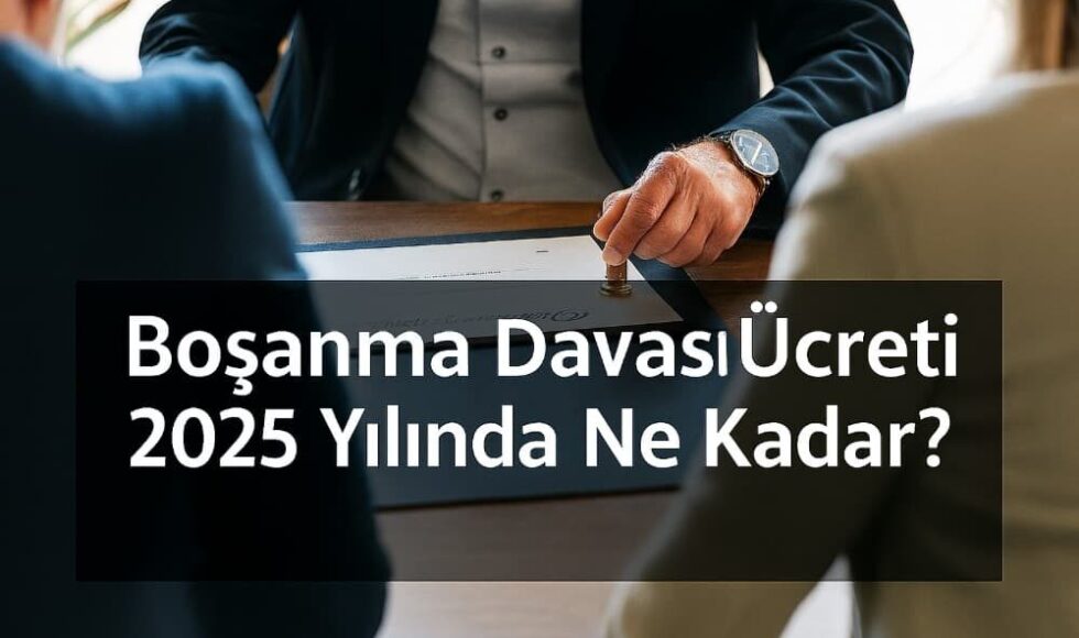 Boşanma davası ücreti hesaplamak için masa üzerinde not defteri, kalem ve hesap makinesiyle çalışan boşanma avukatı müvekkilleriyle konuşuyor